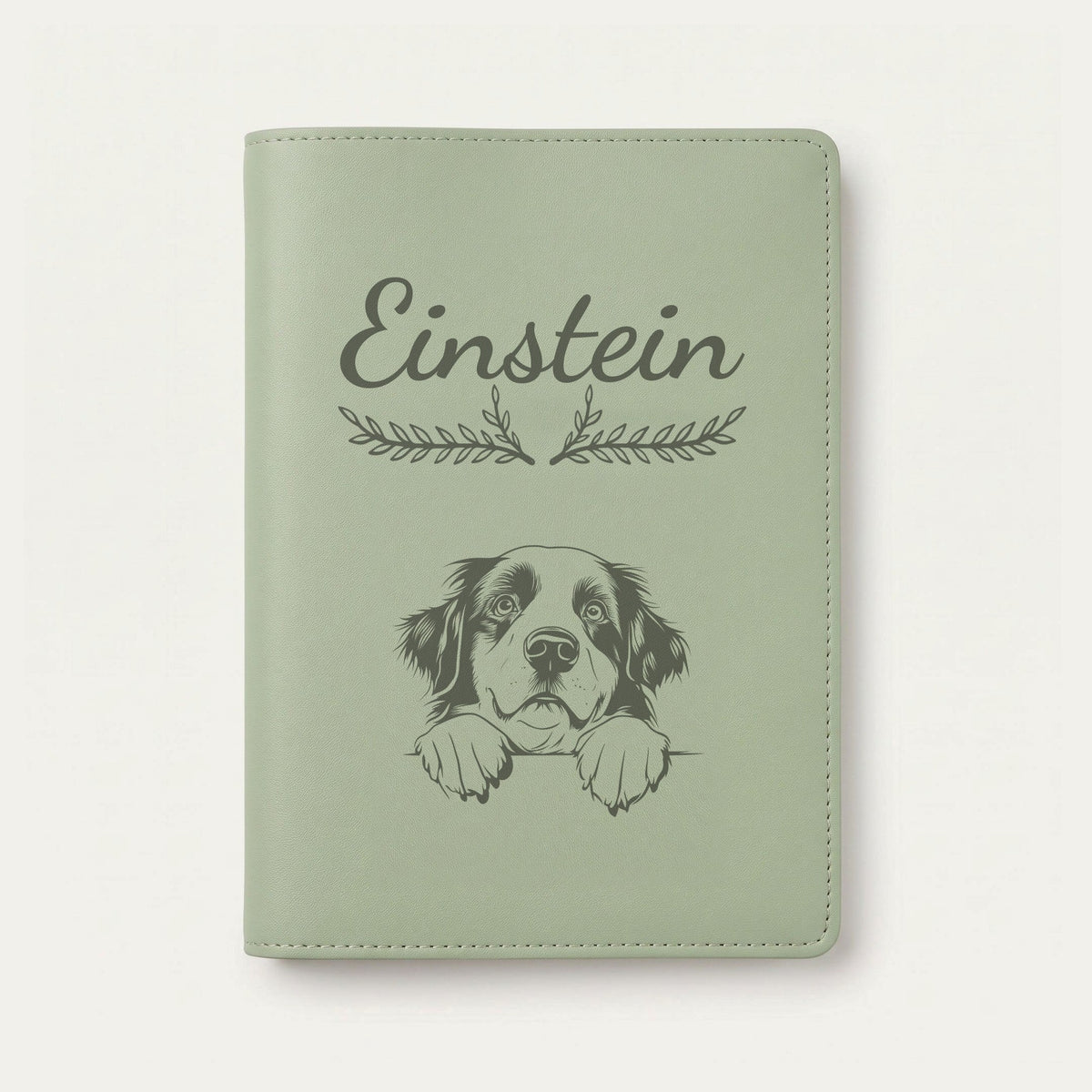 Protège carnet de santé chien personnalisé – Bouvier bernois — Vert sauge — Bouquet — gravure « Einstein »