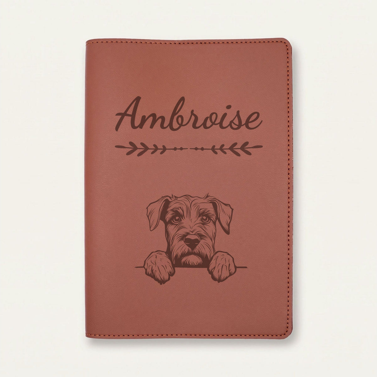 Protège carnet de santé chien personnalisé – Bouvier des Flandres — Chocolat — Flèche — gravure « Ambroise »
