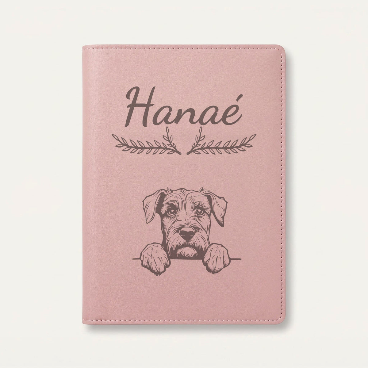 Protège carnet de santé chien personnalisé – Bouvier des Flandres — Rose dragée — Bouquet — gravure « Hanaé »