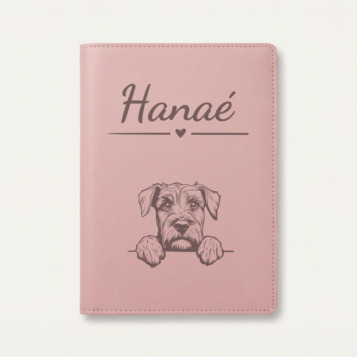 Protège carnet de santé chien personnalisé – Bouvier des Flandres — Rose dragée — Cœur — gravure « Hanaé »