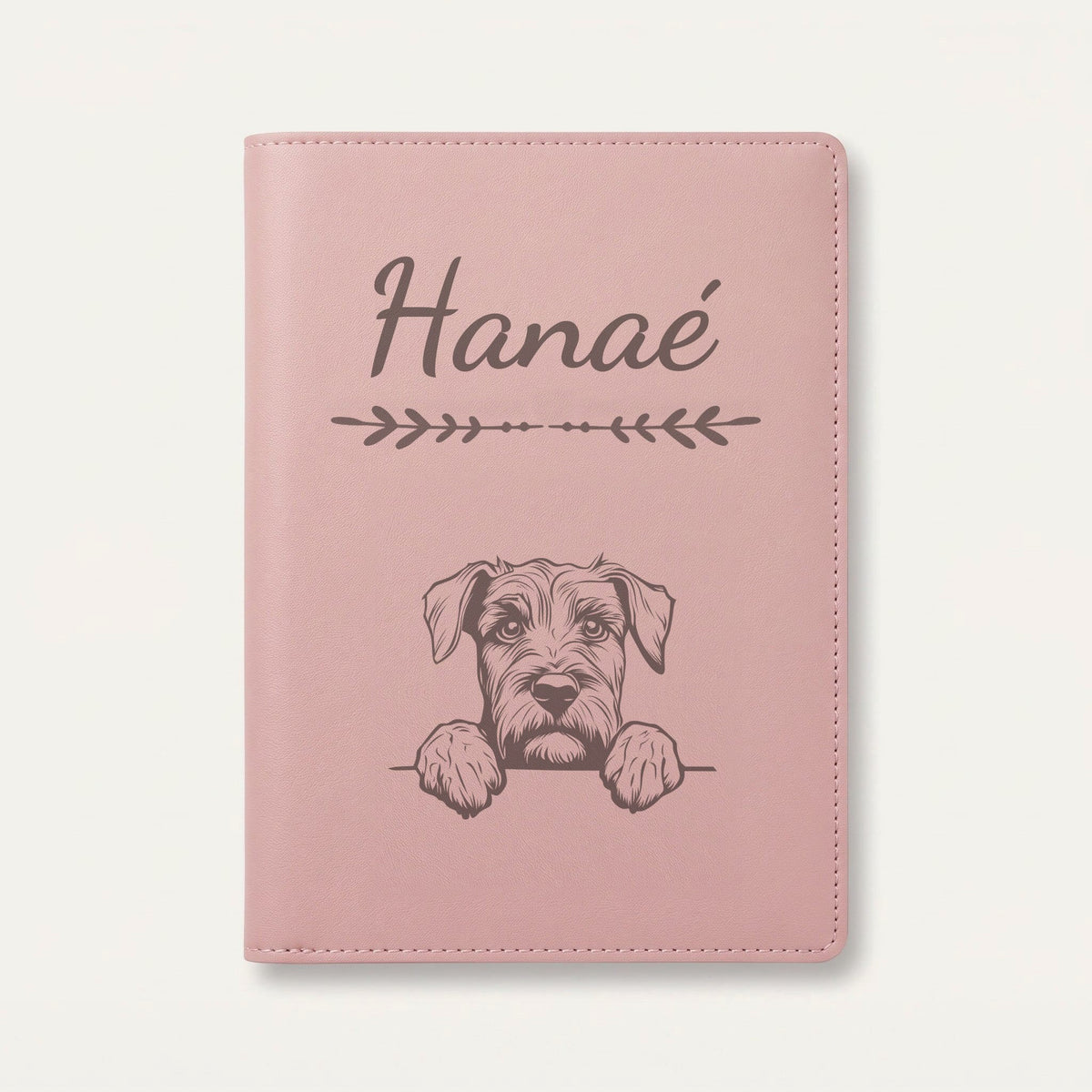 Protège carnet de santé chien personnalisé – Bouvier des Flandres — Rose dragée — Flèche — gravure « Hanaé »