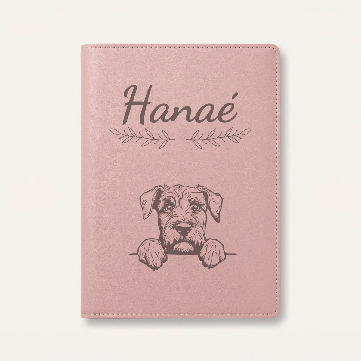 Protège carnet de santé chien personnalisé – Bouvier des Flandres — Rose dragée — Rameaux — gravure « Hanaé »