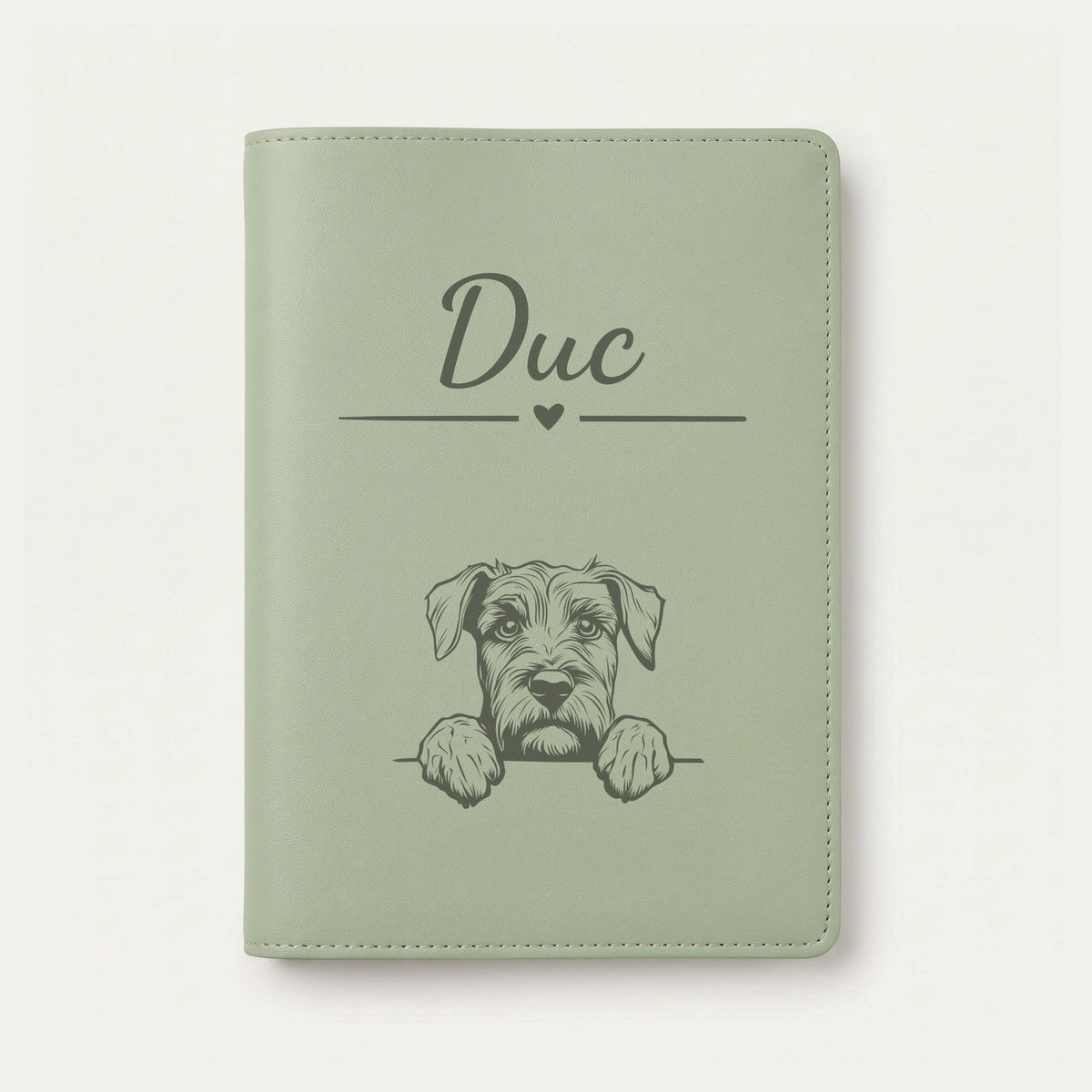 Protège carnet de santé chien personnalisé – Bouvier des Flandres — Vert sauge — Cœur — gravure « Duc »