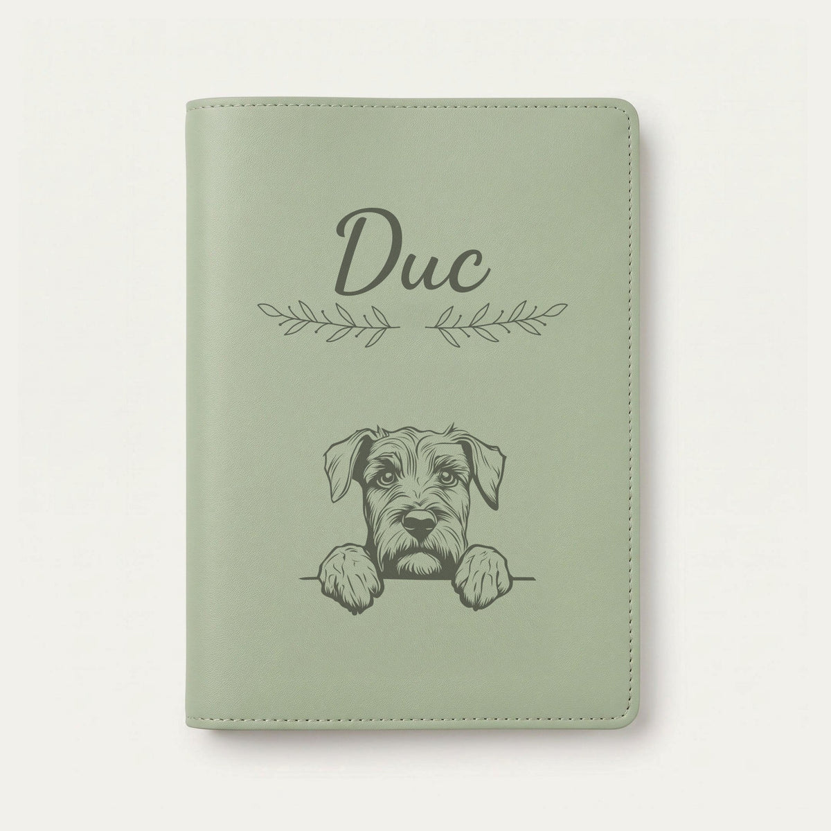 Protège carnet de santé chien personnalisé – Bouvier des Flandres — Vert sauge — Rameaux — gravure « Duc »