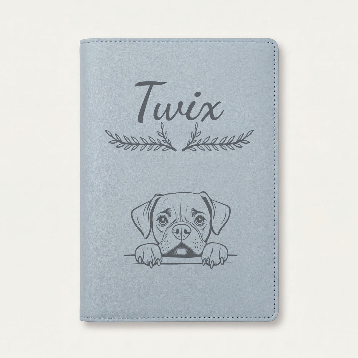 Protège carnet de santé chien personnalisé – Boxer — Bleu nuage — Bouquet — gravure « Twix »