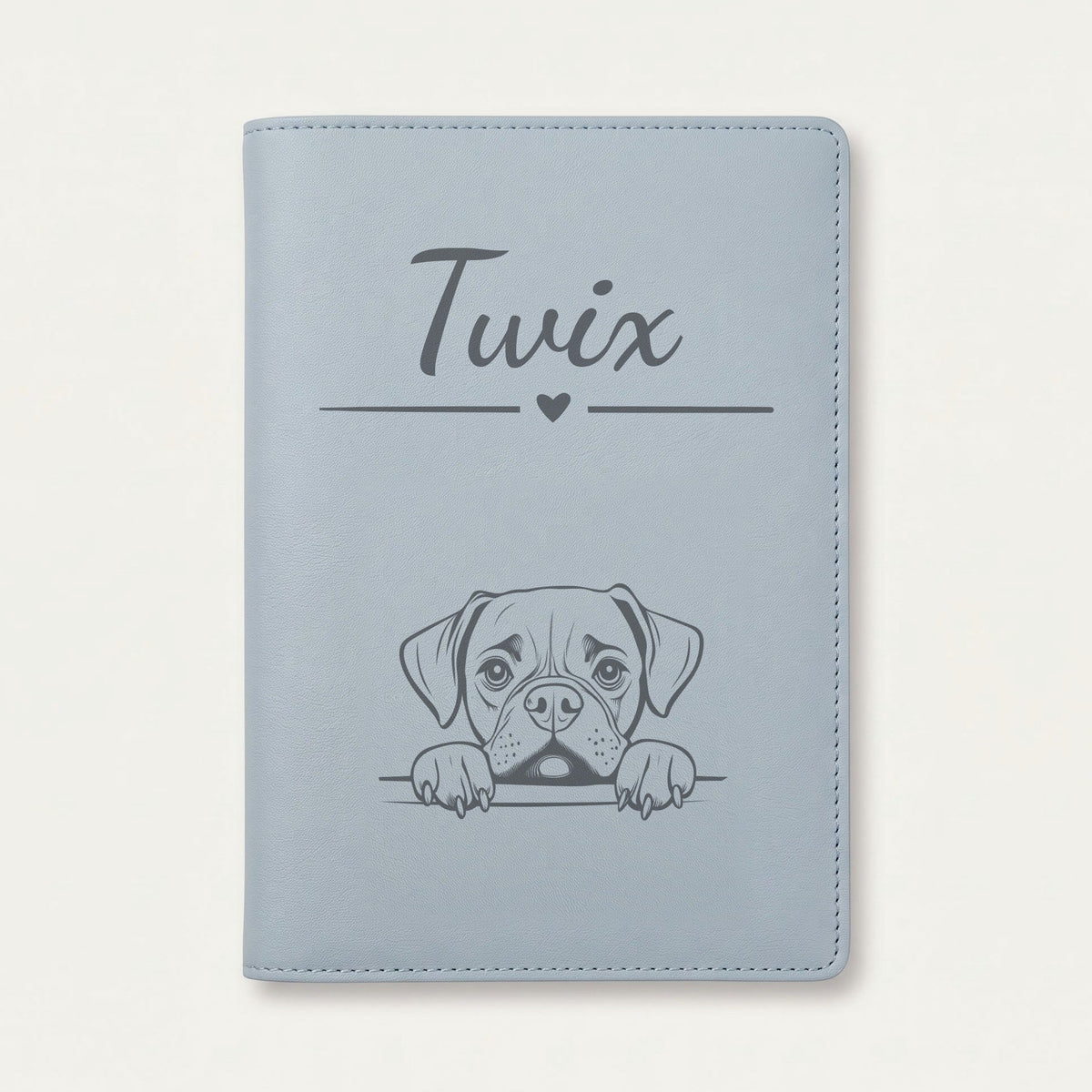 Protège carnet de santé chien personnalisé – Boxer — Bleu nuage — Cœur — gravure « Twix »