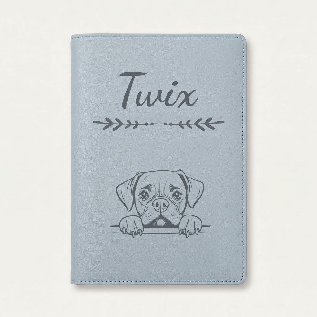Protège carnet de santé chien personnalisé – Boxer — Bleu nuage — Flèche — gravure « Twix »
