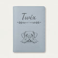 Protège carnet de santé chien personnalisé – Boxer — Bleu nuage — Flèche — gravure « Twix »