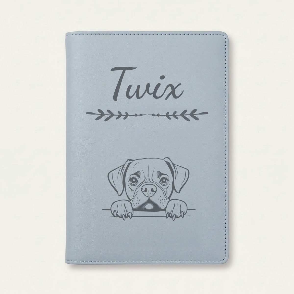 Protège carnet de santé chien personnalisé – Boxer — Bleu nuage — Flèche — gravure « Twix »