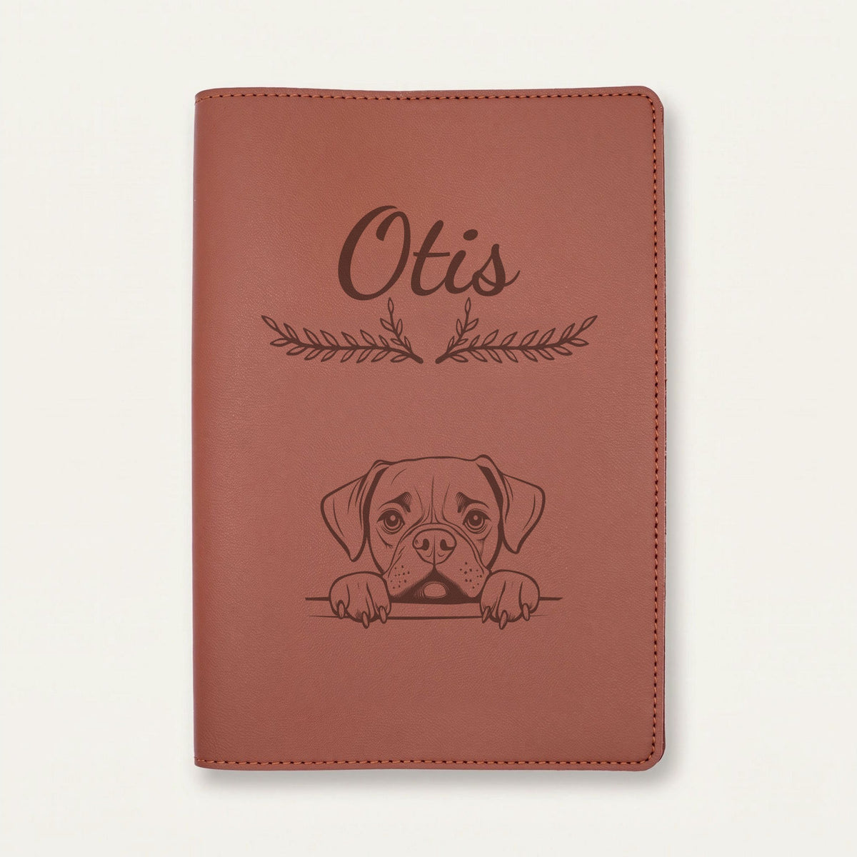 Protège carnet de santé chien personnalisé – Boxer — Chocolat — Bouquet — gravure « Otis »