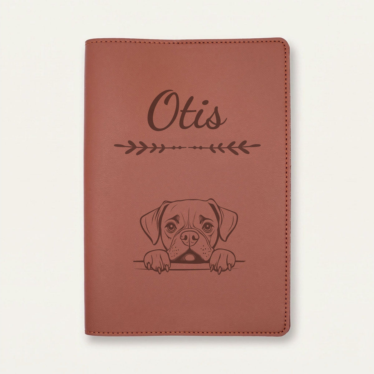 Protège carnet de santé chien personnalisé – Boxer — Chocolat — Flèche — gravure « Otis »