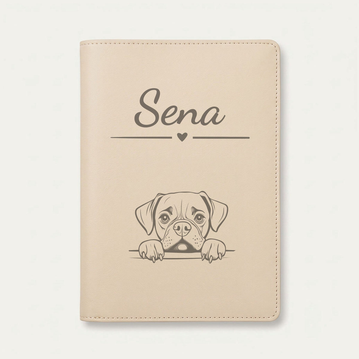 Protège carnet de santé chien personnalisé – Boxer — Crème vanille — Cœur — gravure « Sena »