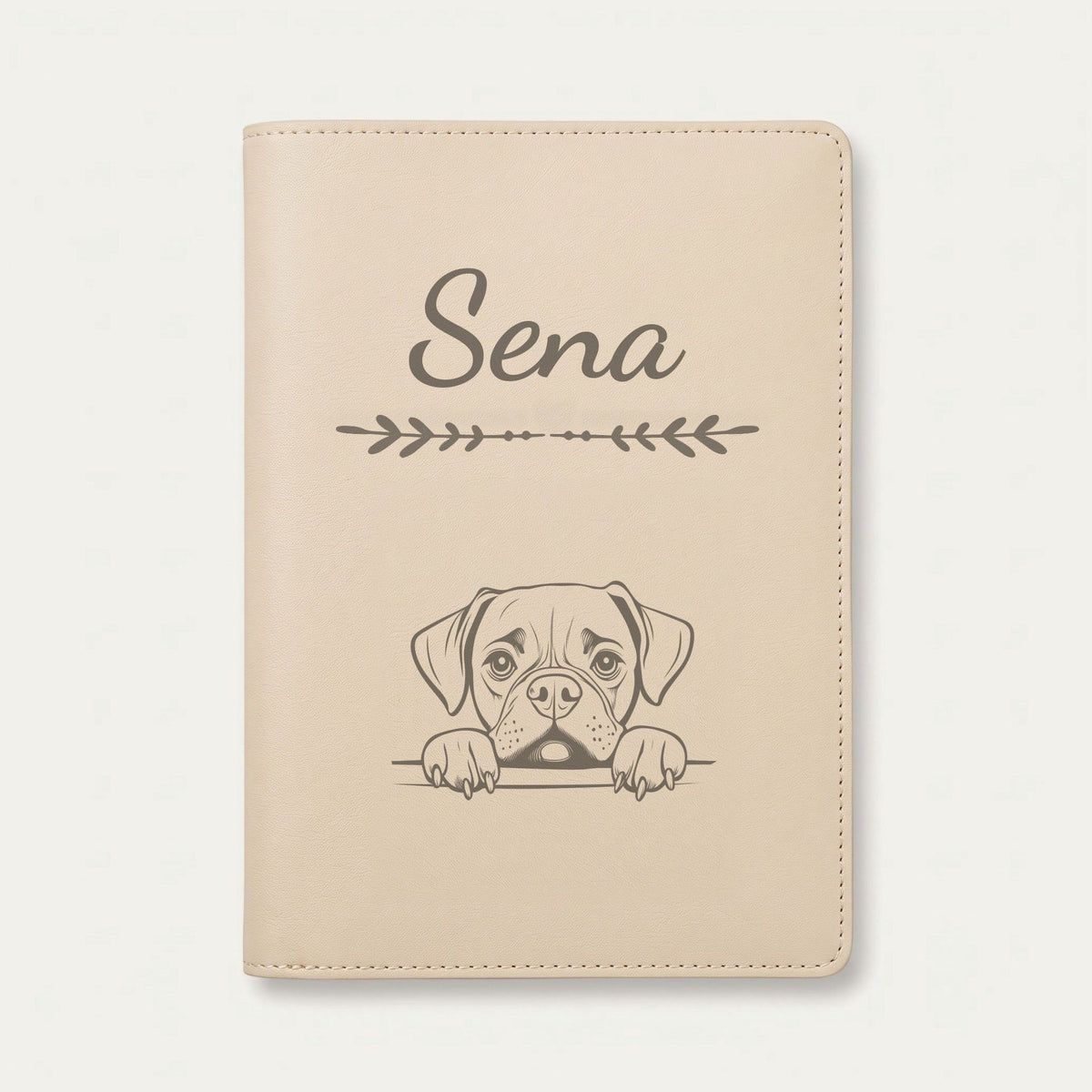 Protège carnet de santé chien personnalisé – Boxer — Crème vanille — Flèche — gravure « Sena »