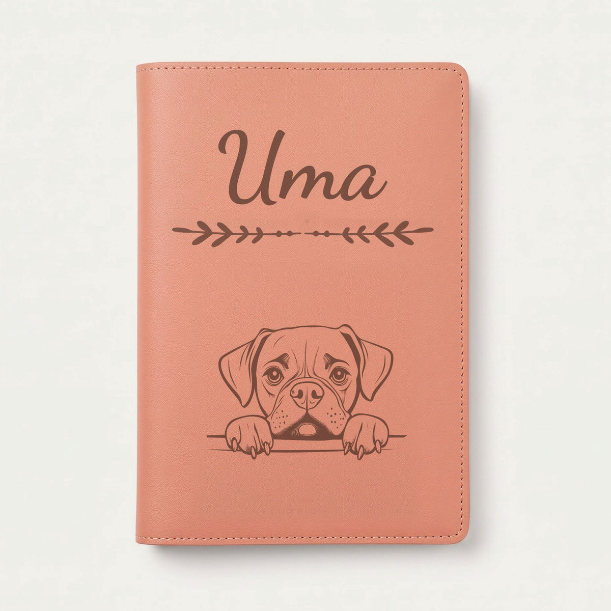 Protège carnet de santé chien personnalisé – Boxer — Terracotta — Flèche — gravure « Uma »