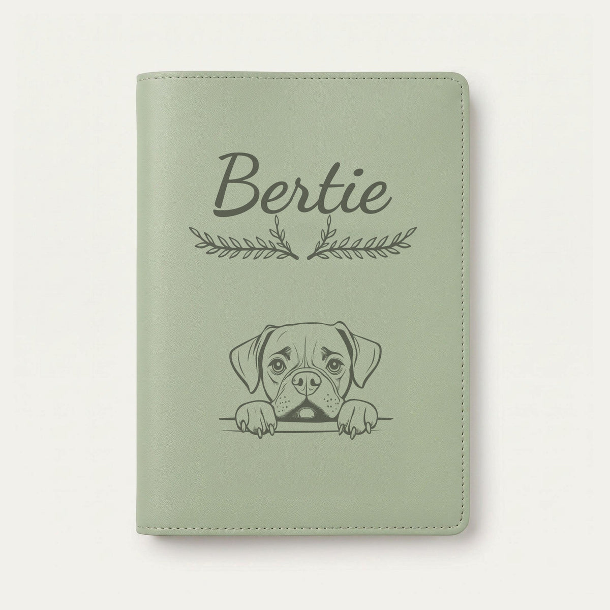 Protège carnet de santé chien personnalisé – Boxer — Vert sauge — Bouquet — gravure « Bertie »