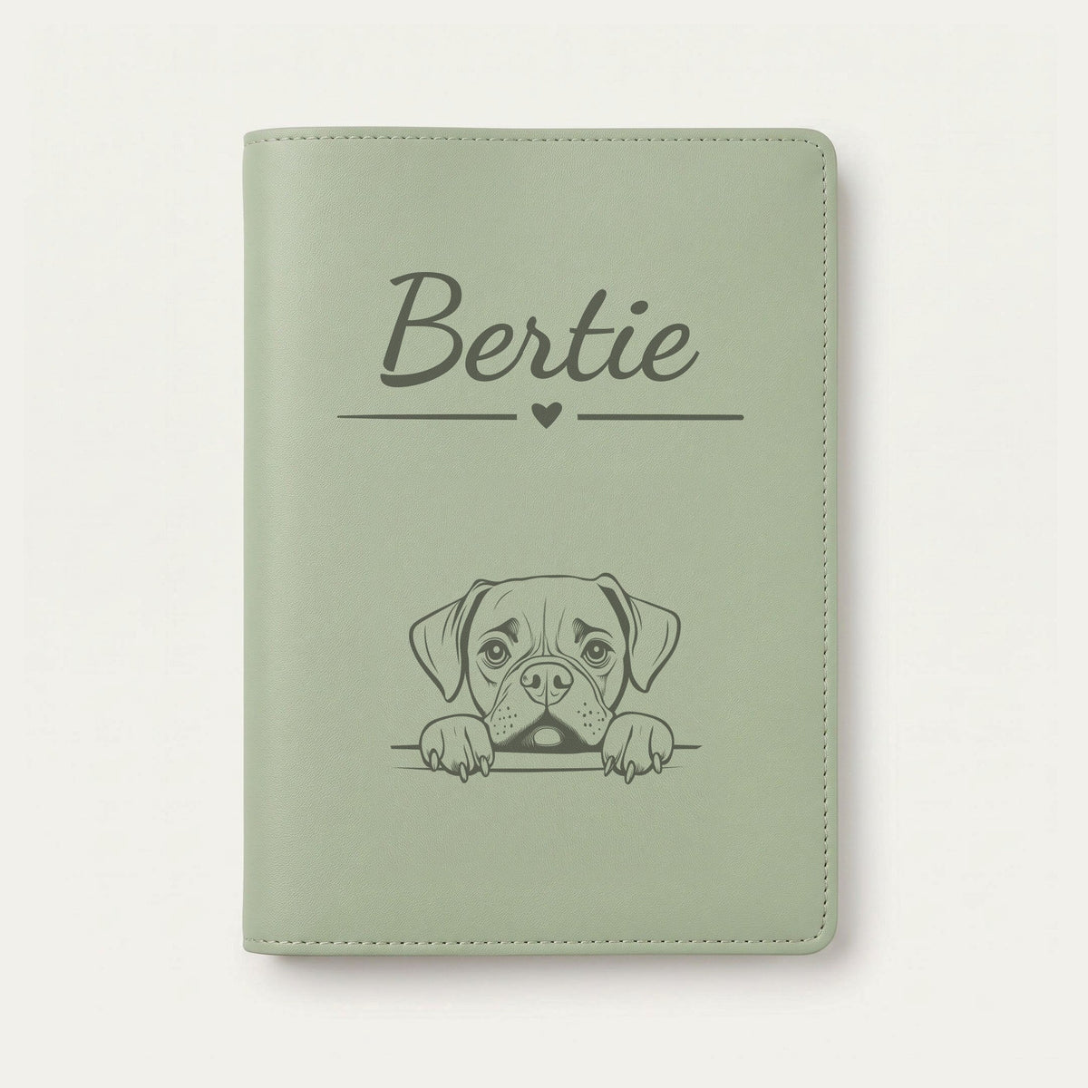 Protège carnet de santé chien personnalisé – Boxer — Vert sauge — Cœur — gravure « Bertie »