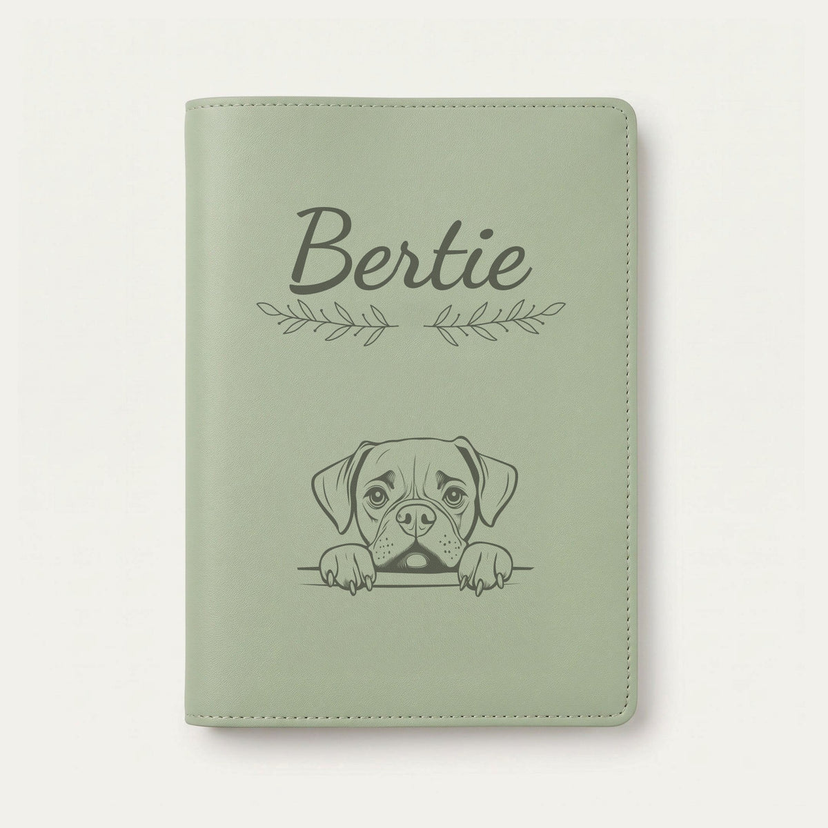 Protège carnet de santé chien personnalisé – Boxer — Vert sauge — Rameaux — gravure « Bertie »