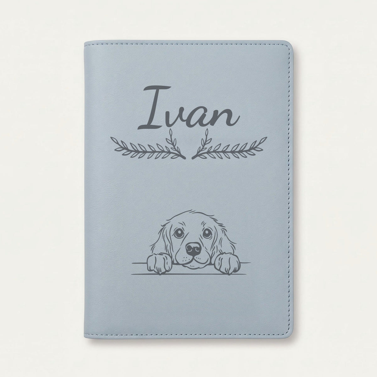 Protège carnet de santé chien personnalisé – Boykin spaniel — Bleu nuage — Bouquet — gravure « Ivan »