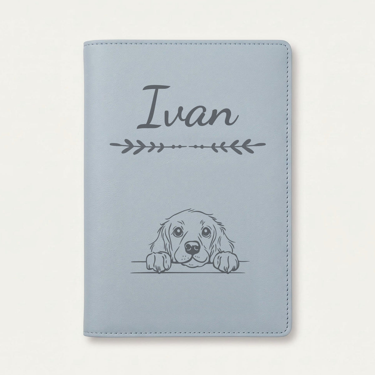 Protège carnet de santé chien personnalisé – Boykin spaniel — Bleu nuage — Flèche — gravure « Ivan »