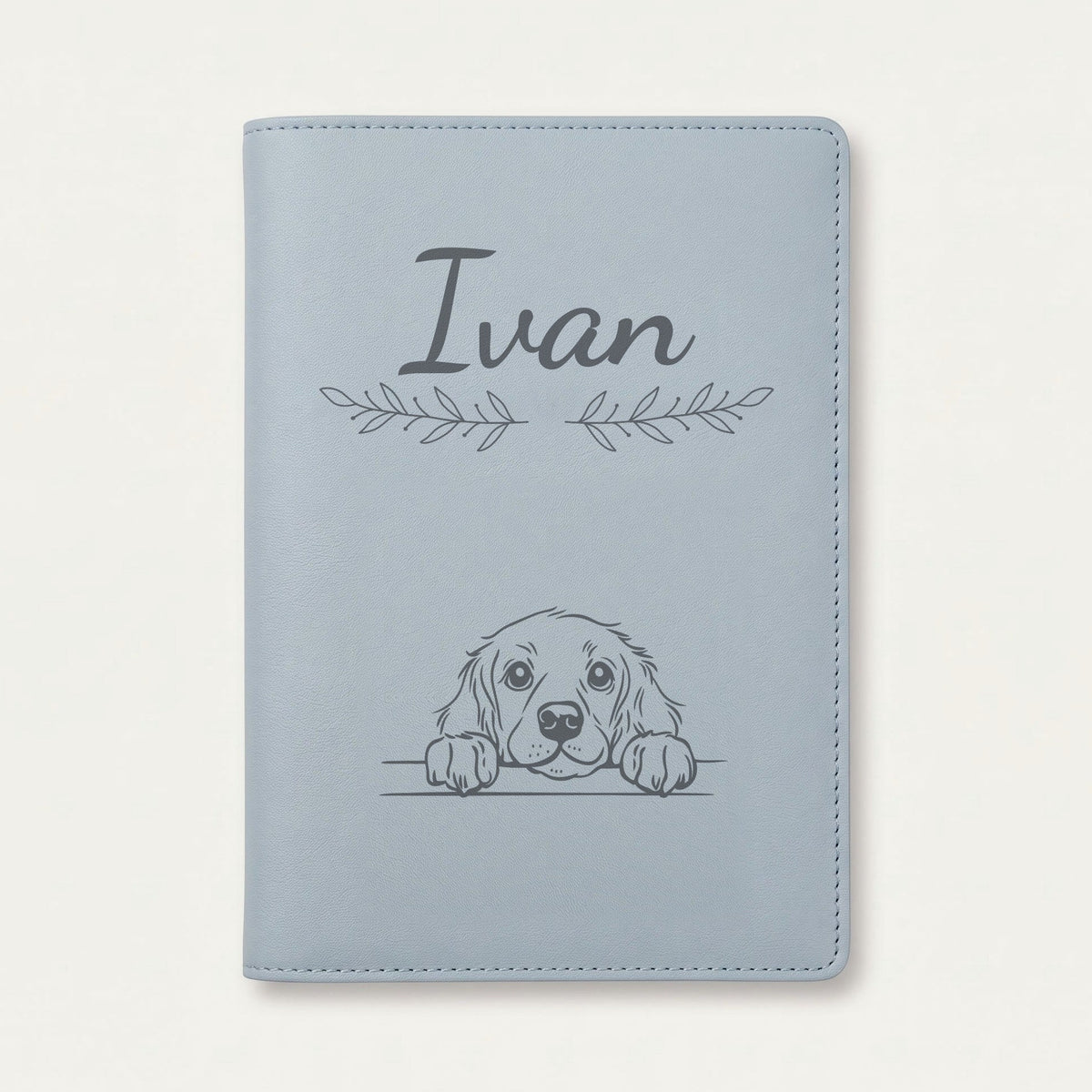 Protège carnet de santé chien personnalisé – Boykin spaniel — Bleu nuage — Rameaux — gravure « Ivan »