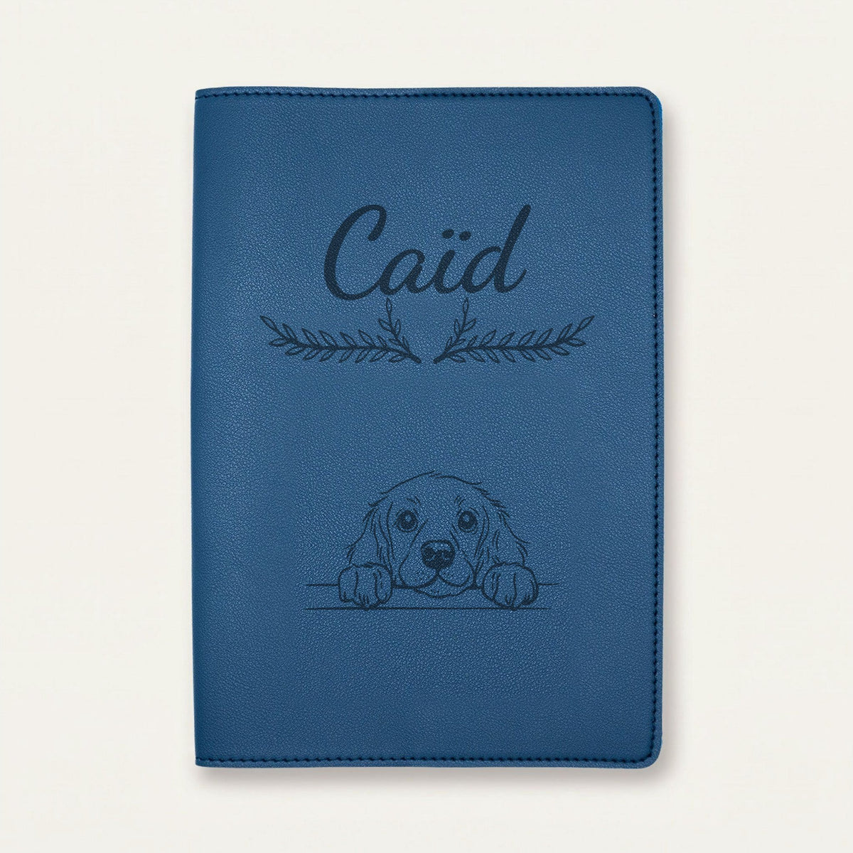 Protège carnet de santé chien personnalisé – Boykin spaniel — Bleu nuit — Bouquet — gravure « Caïd »