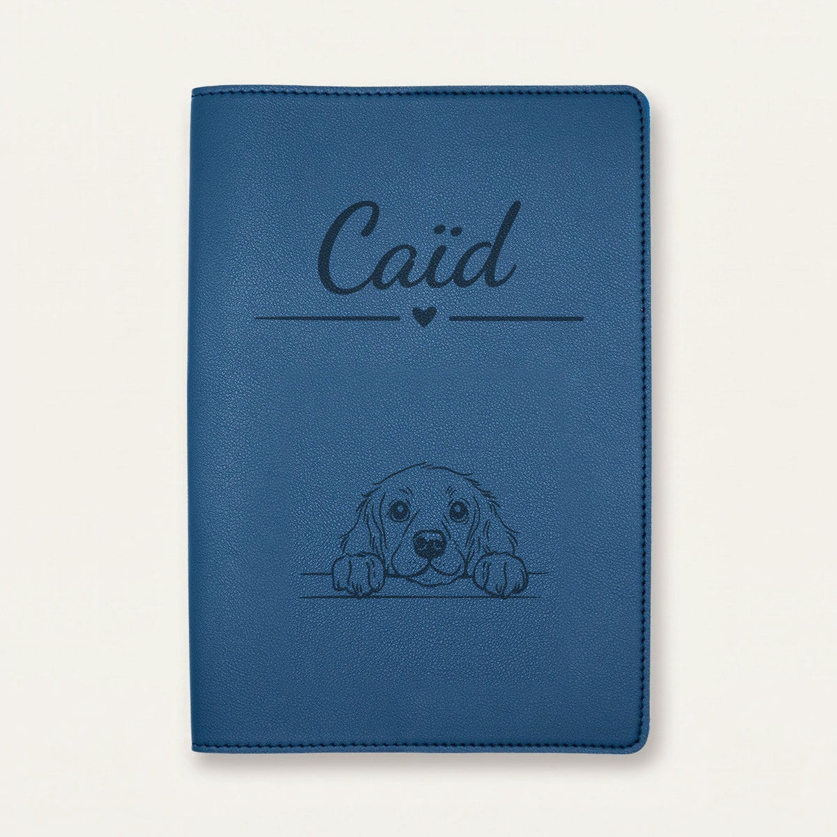 Protège carnet de santé chien personnalisé – Boykin spaniel — Bleu nuit — Cœur — gravure « Caïd »