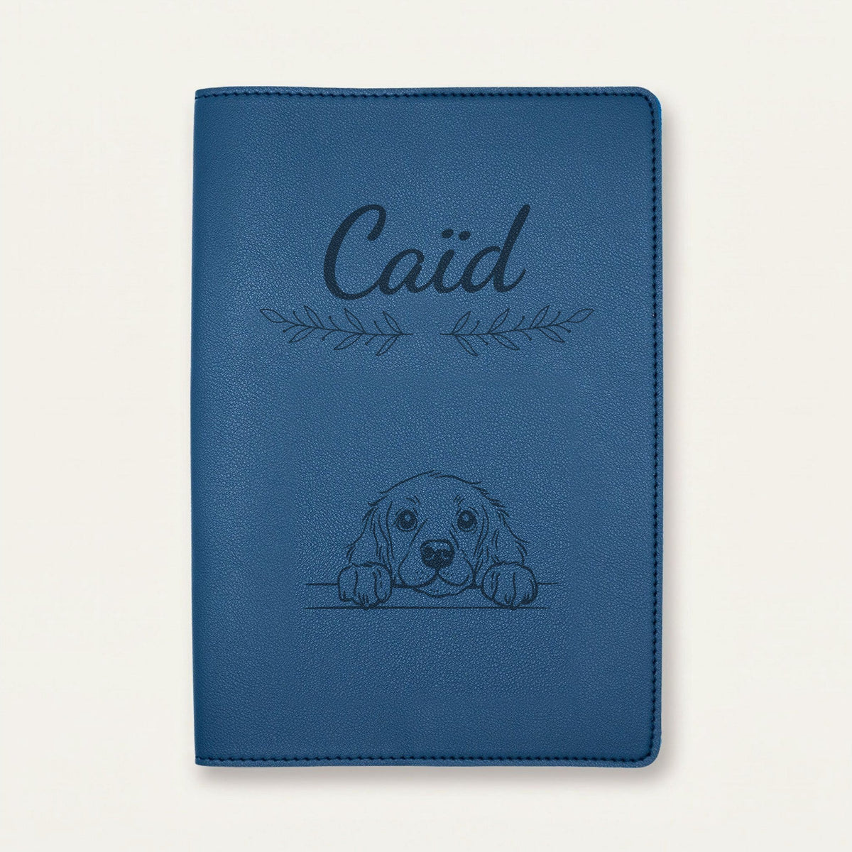 Protège carnet de santé chien personnalisé – Boykin spaniel — Bleu nuit — Rameaux — gravure « Caïd »