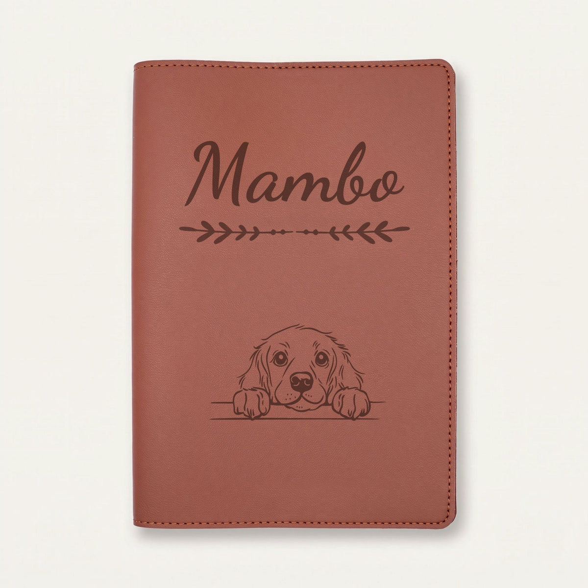 Protège carnet de santé chien personnalisé – Boykin spaniel — Chocolat — Flèche — gravure « Mambo »