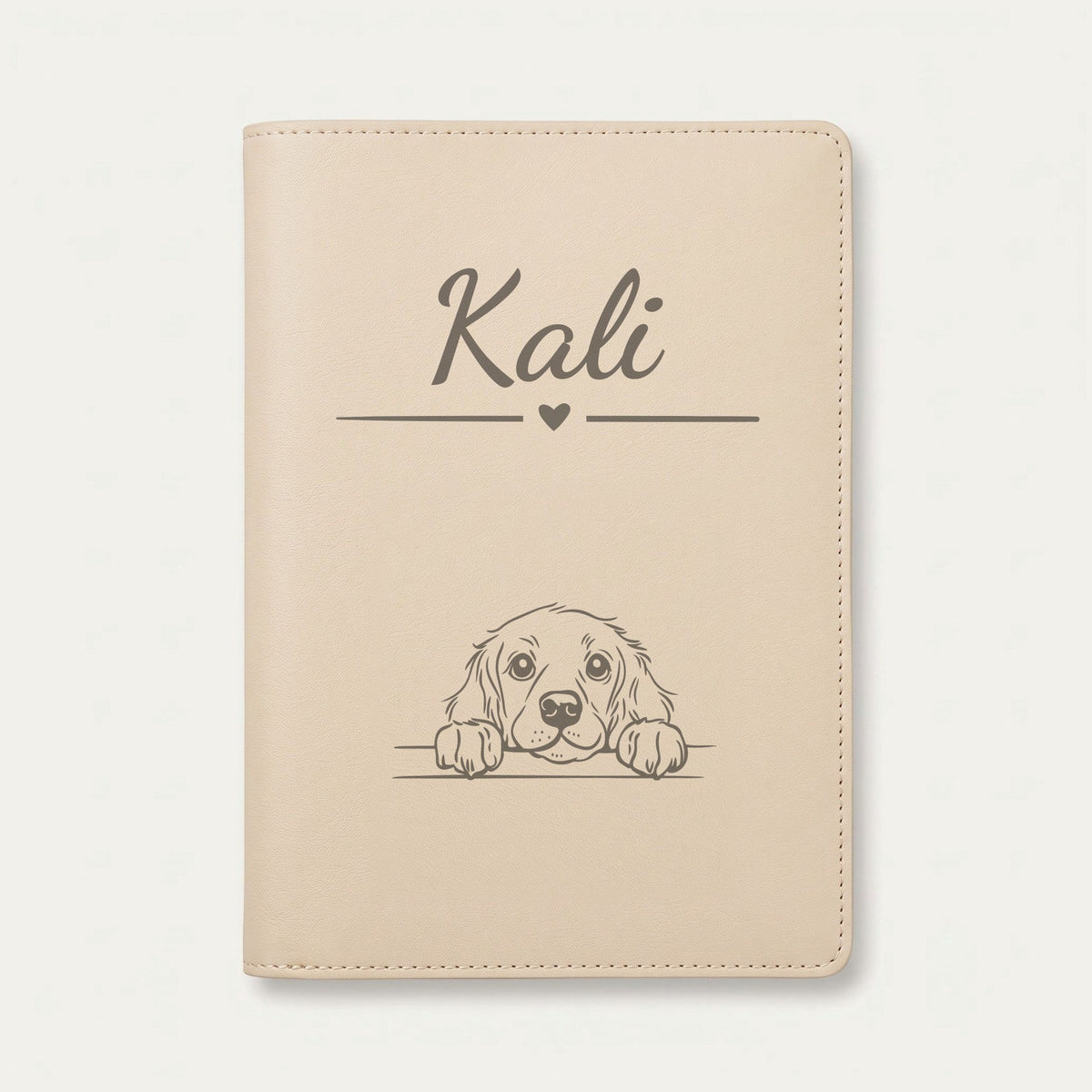 Protège carnet de santé chien personnalisé – Boykin spaniel — Crème vanille — Cœur — gravure « Kali »