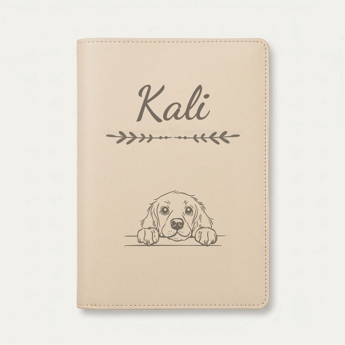 Protège carnet de santé chien personnalisé – Boykin spaniel — Crème vanille — Flèche — gravure « Kali »