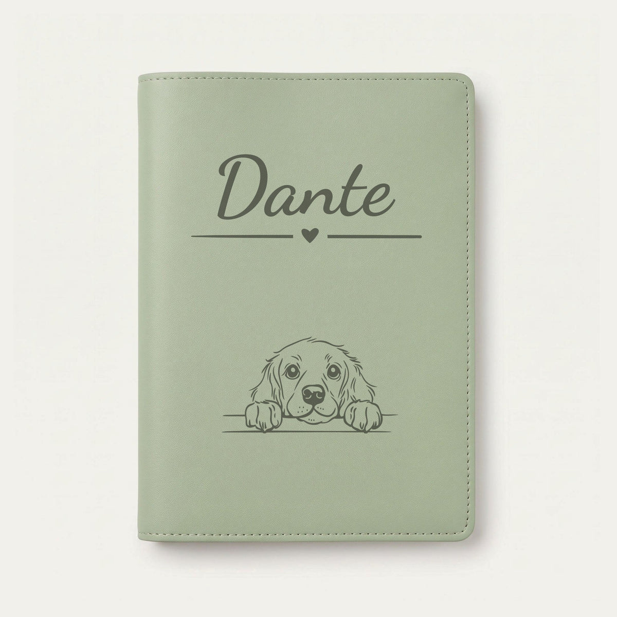 Protège carnet de santé chien personnalisé – Boykin spaniel — Vert sauge — Cœur — gravure « Dante »