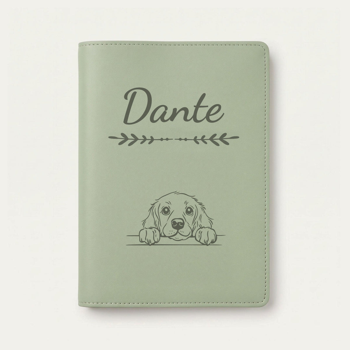 Protège carnet de santé chien personnalisé – Boykin spaniel — Vert sauge — Flèche — gravure « Dante »