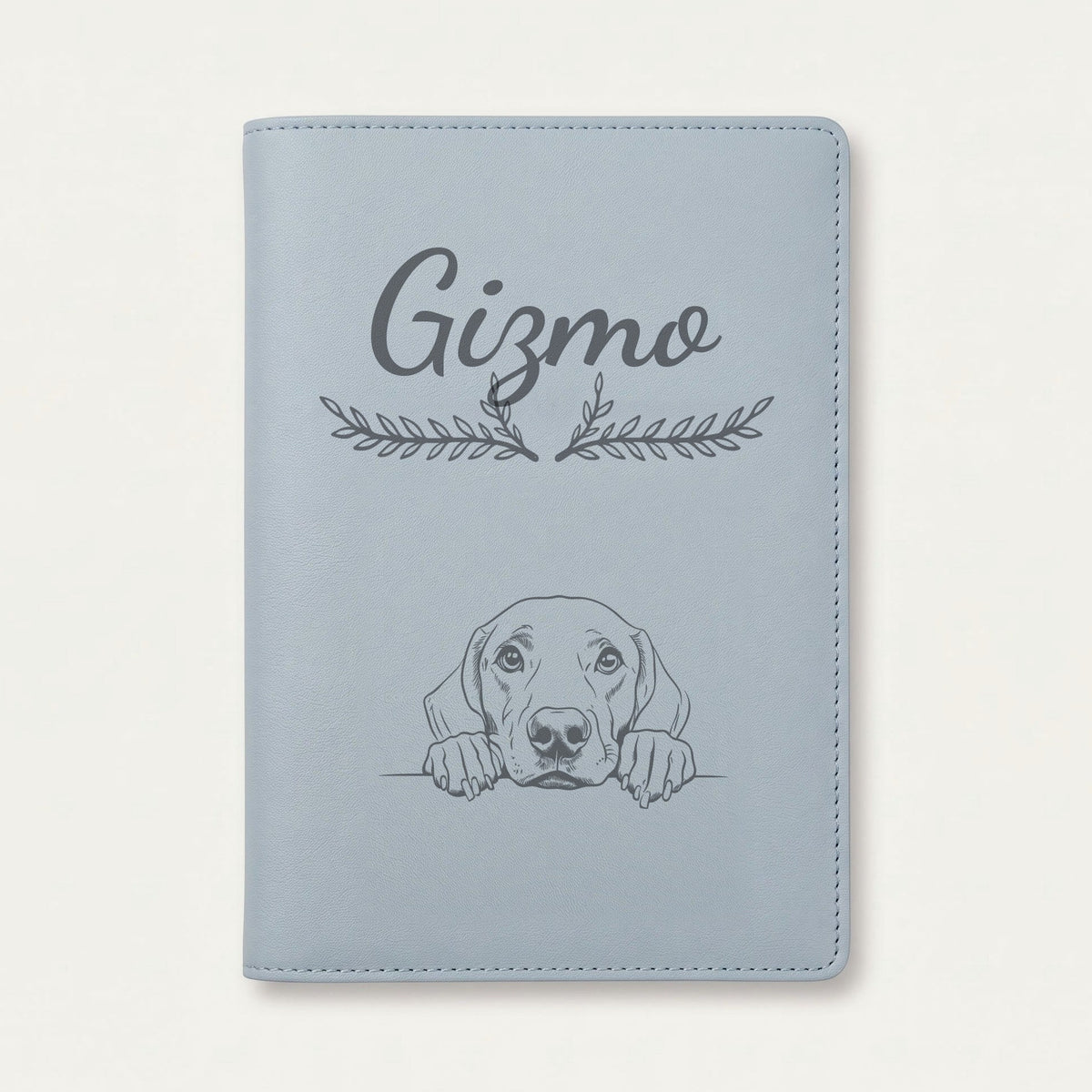 Protège carnet de santé chien personnalisé – Braque allemand — Bleu nuage — Bouquet — gravure « Gizmo »