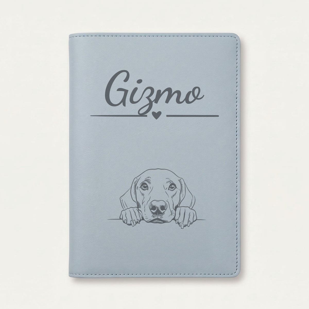 Protège carnet de santé chien personnalisé – Braque allemand — Bleu nuage — Cœur — gravure « Gizmo »