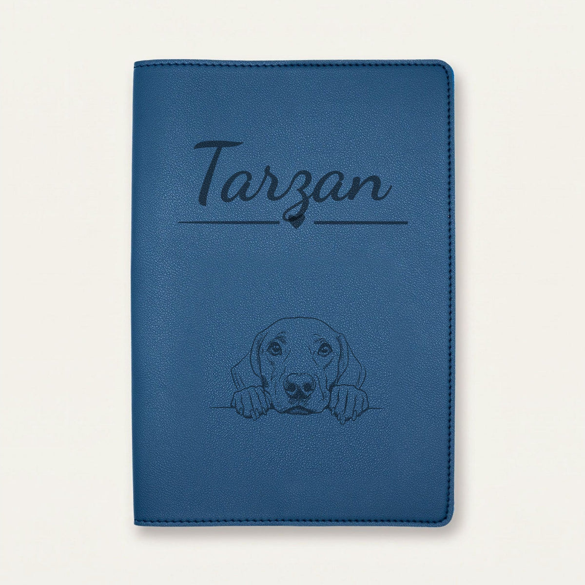 Protège carnet de santé chien personnalisé – Braque allemand — Bleu nuit — Cœur — gravure « Tarzan »