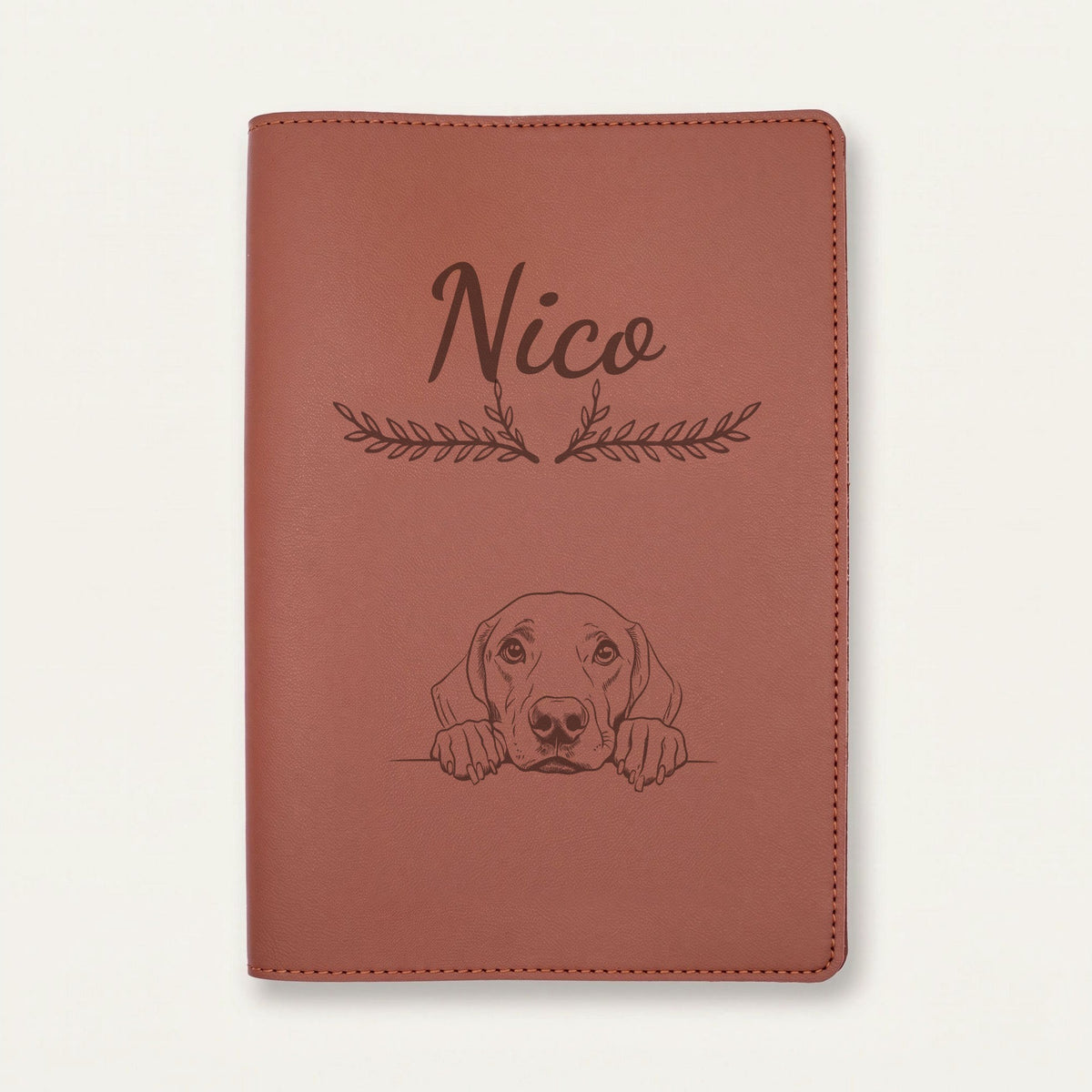 Protège carnet de santé chien personnalisé – Braque allemand — Chocolat — Bouquet — gravure « Nico »
