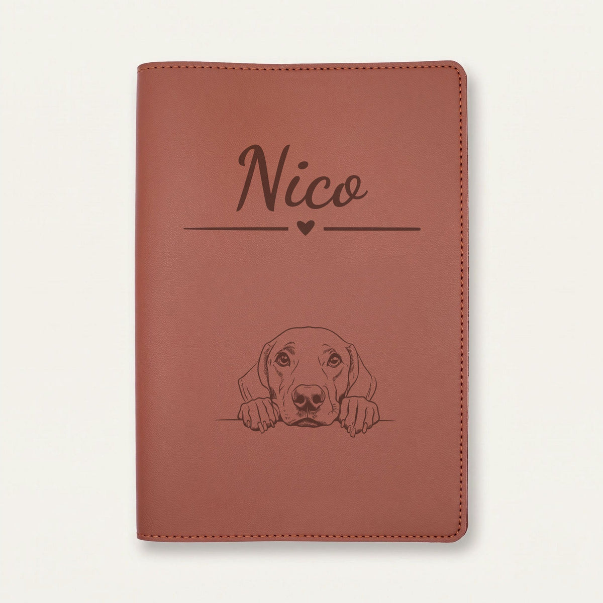 Protège carnet de santé chien personnalisé – Braque allemand — Chocolat — Cœur — gravure « Nico »