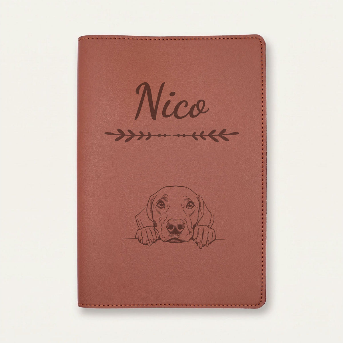 Protège carnet de santé chien personnalisé – Braque allemand — Chocolat — Flèche — gravure « Nico »