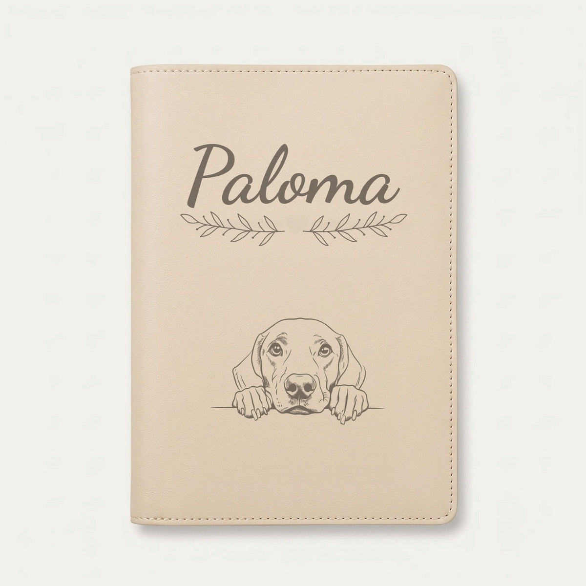 Protège carnet de santé chien personnalisé – Braque allemand — Crème vanille — Rameaux — gravure « Paloma »
