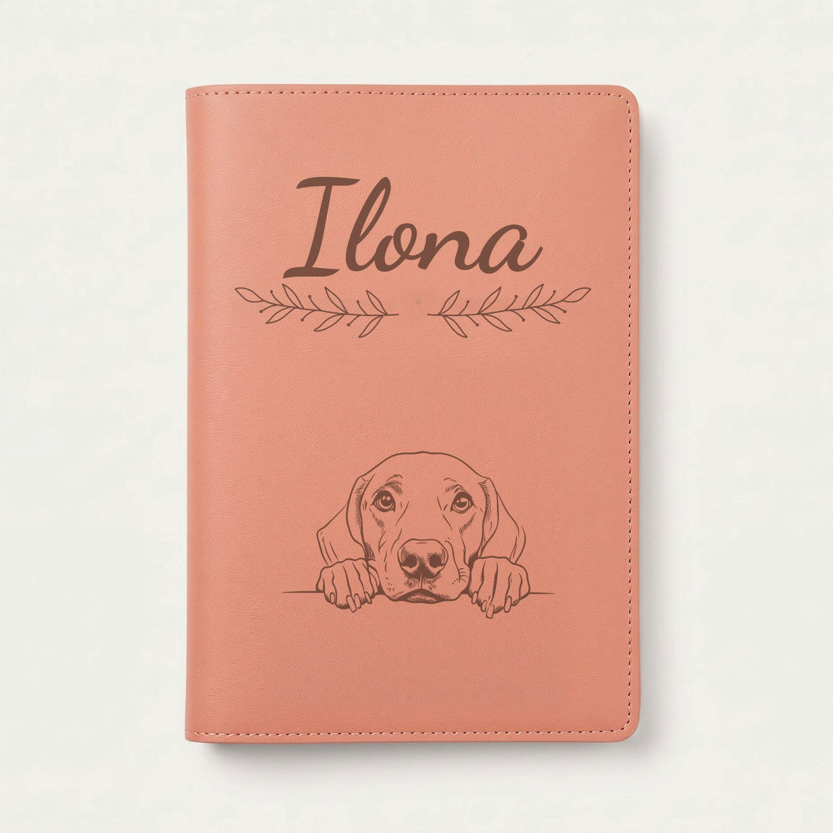 Protège carnet de santé chien personnalisé – Braque allemand — Terracotta — Rameaux — gravure « Ilona »