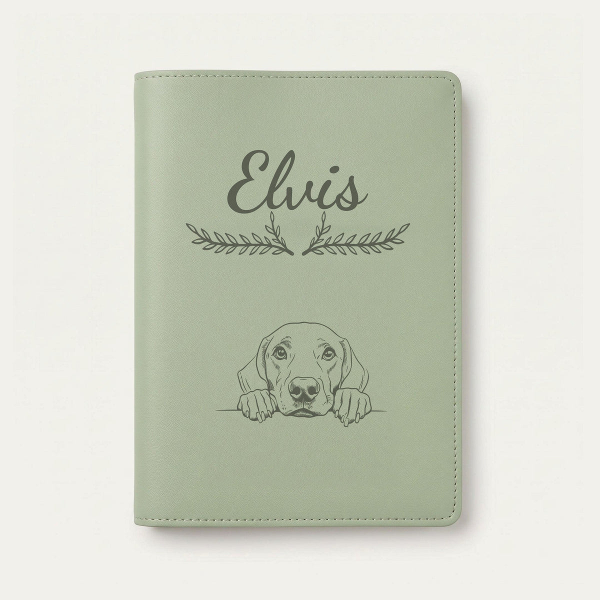 Protège carnet de santé chien personnalisé – Braque allemand — Vert sauge — Bouquet — gravure « Elvis »