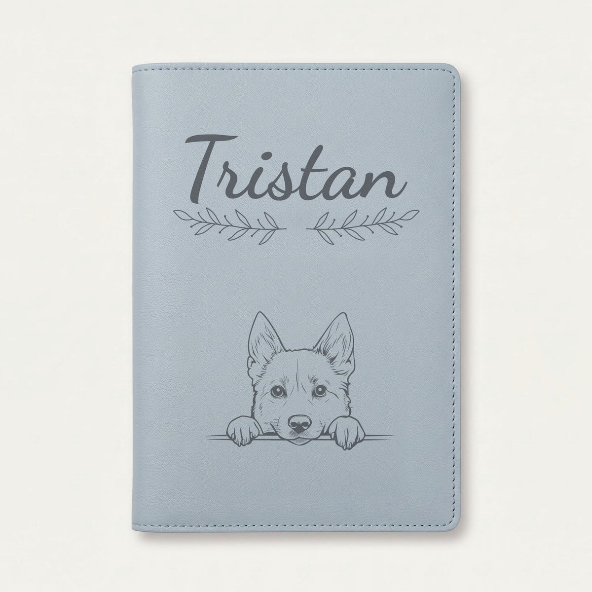 Protège carnet de santé chien personnalisé – Buhund norvégien — Bleu nuage — Rameaux — gravure « Tristan »