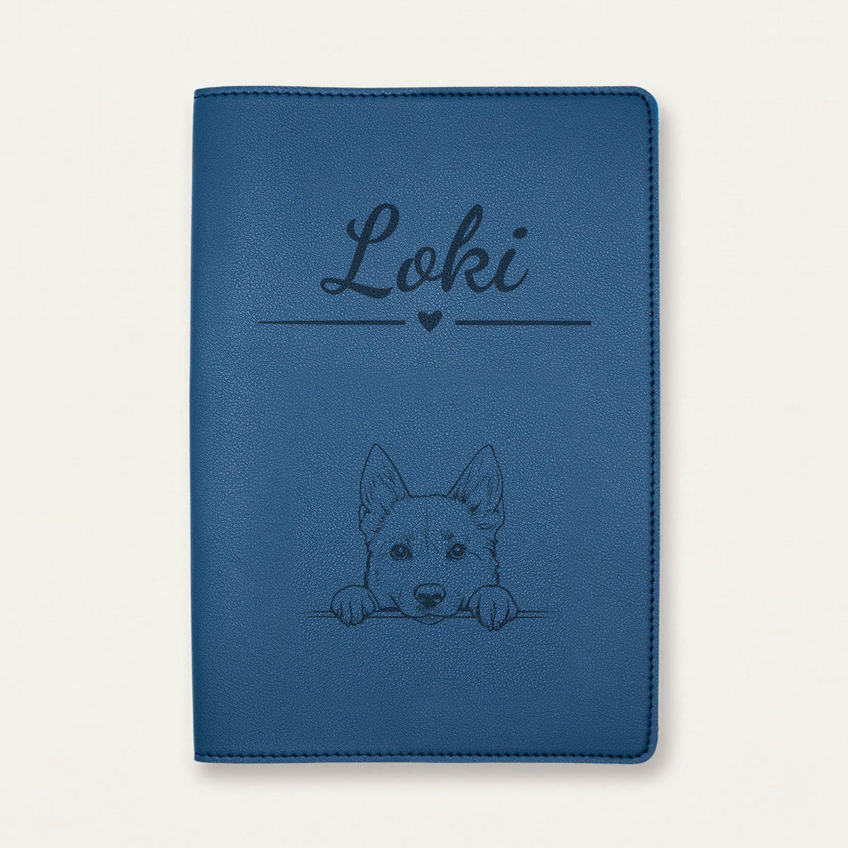 Protège carnet de santé chien personnalisé – Buhund norvégien — Bleu nuit — Cœur — gravure « Loki »