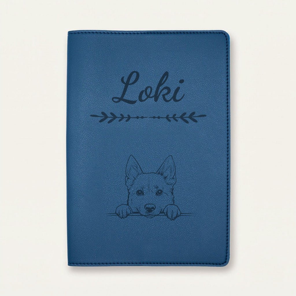 Protège carnet de santé chien personnalisé – Buhund norvégien — Bleu nuit — Flèche — gravure « Loki »