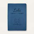 Protège carnet de santé chien personnalisé – Buhund norvégien — Bleu nuit — Flèche — gravure « Loki »