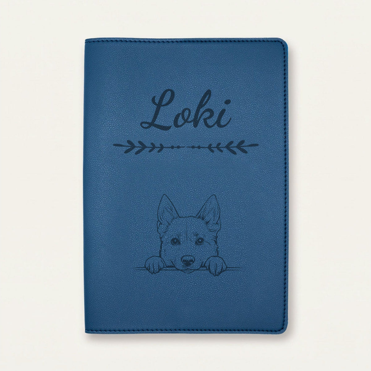 Protège carnet de santé chien personnalisé – Buhund norvégien — Bleu nuit — Flèche — gravure « Loki »