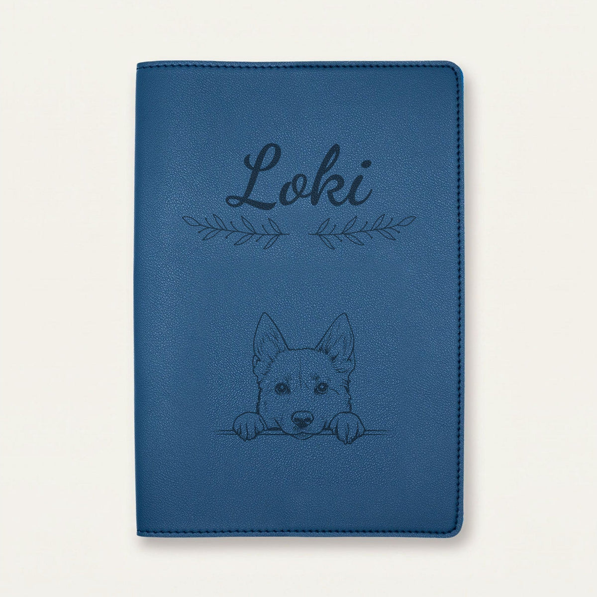 Protège carnet de santé chien personnalisé – Buhund norvégien — Bleu nuit — Rameaux — gravure « Loki »