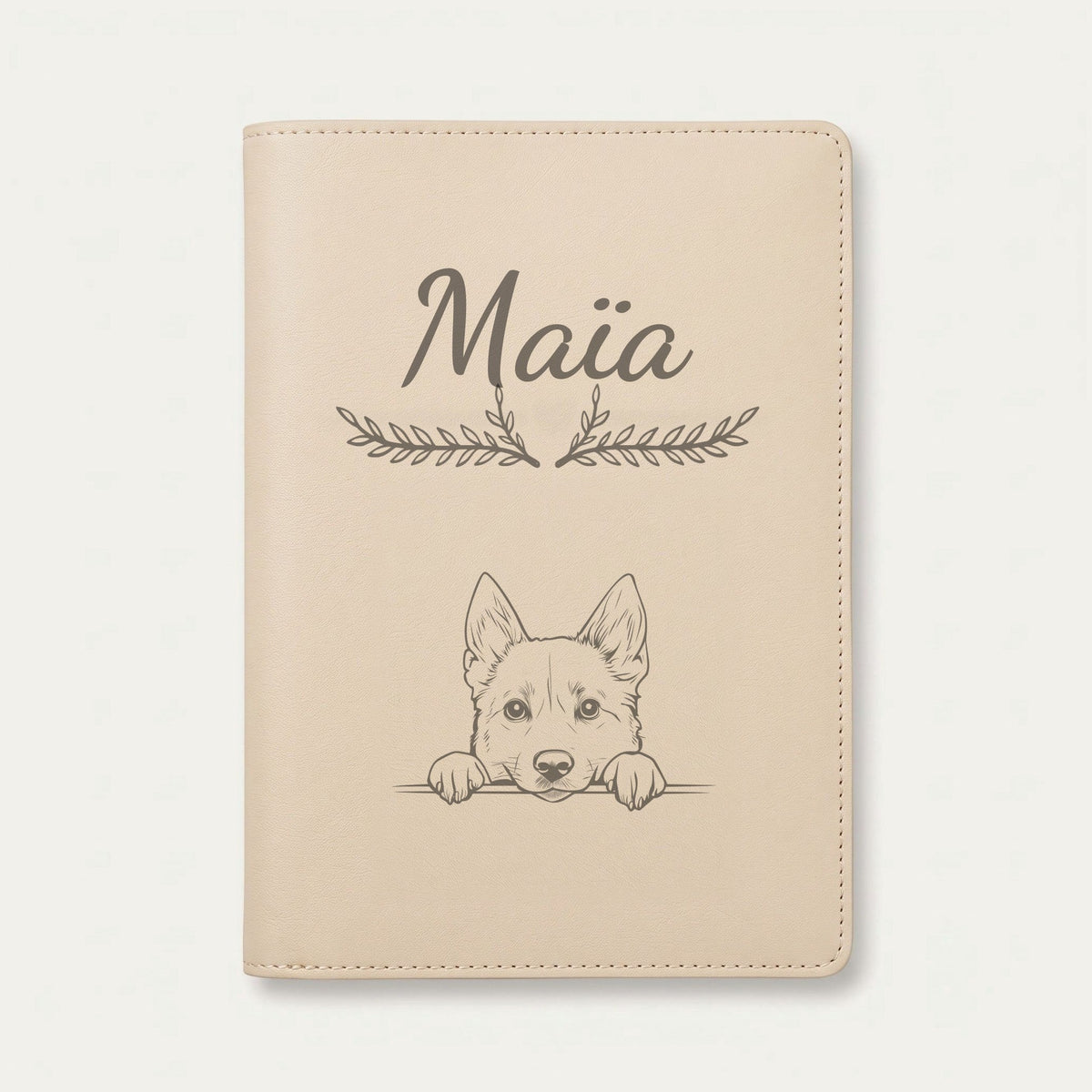 Protège carnet de santé chien personnalisé – Buhund norvégien — Crème vanille — Bouquet — gravure « Maïa »