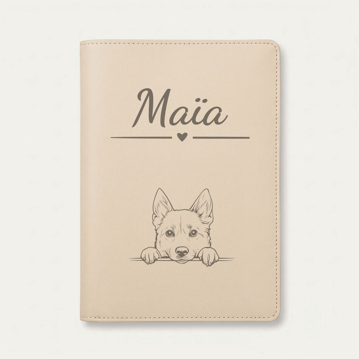 Protège carnet de santé chien personnalisé – Buhund norvégien — Crème vanille — Cœur — gravure « Maïa »