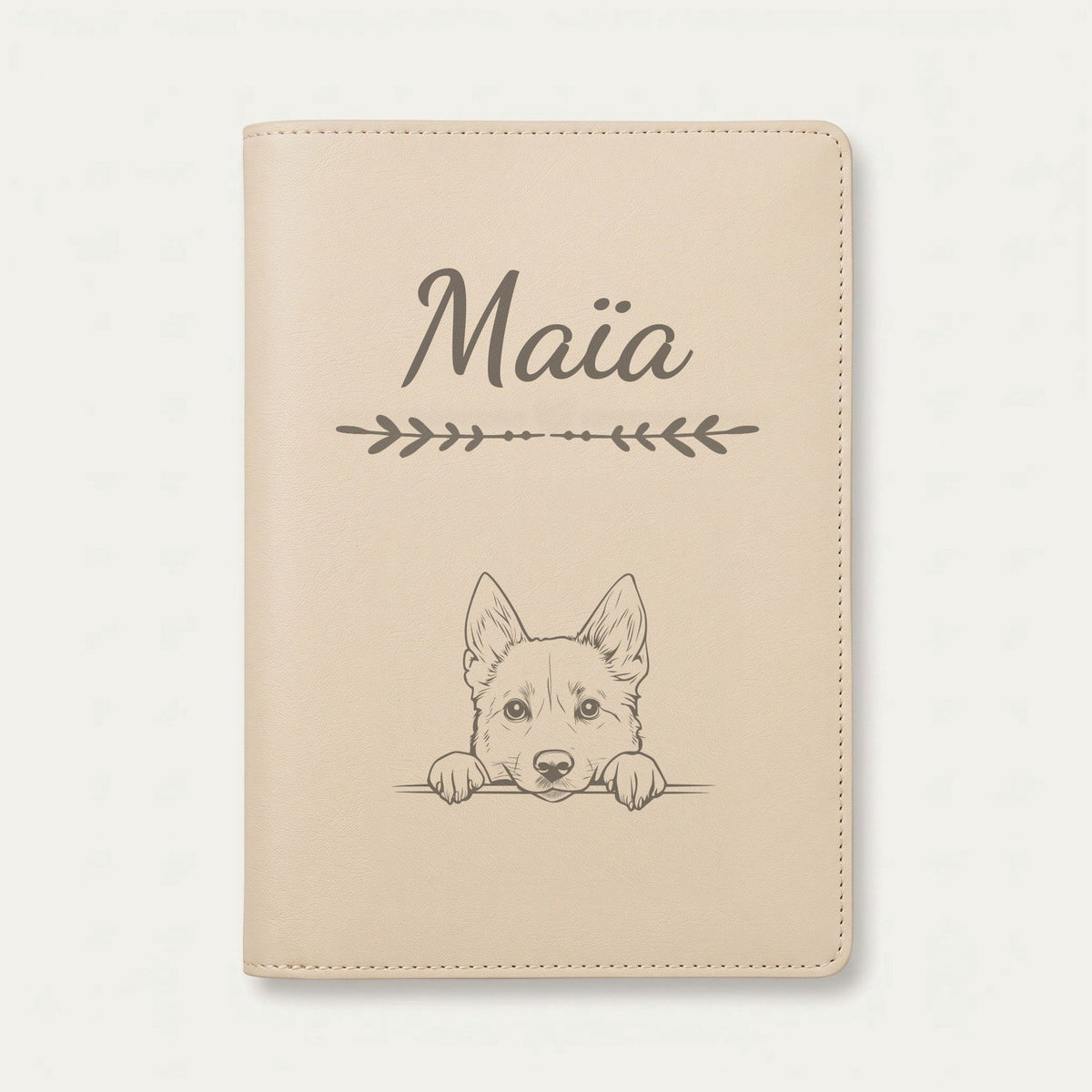 Protège carnet de santé chien personnalisé – Buhund norvégien — Crème vanille — Flèche — gravure « Maïa »